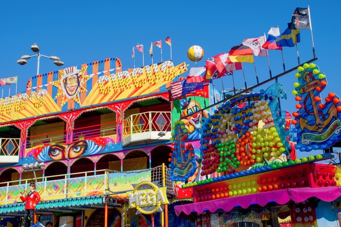 Barevný cirkus plný vůní, zvuků a atrakcí děti milují