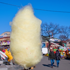 Cukrová vata k Matějské pouti neodmyslitelně patří