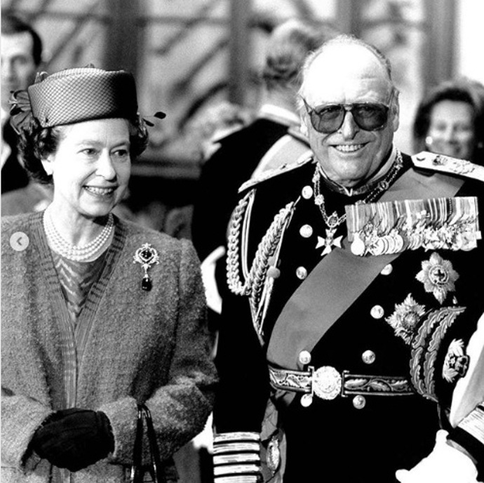 Rok 1988 - královna vítá norského krále Olafa při státní návštěvě.