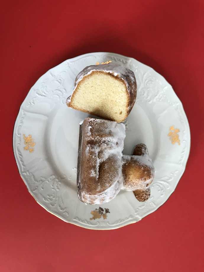 Chuť a konzistence 4 - těsto je jemné a vlhké, ale poměrně hutné, nemá nijak výraznou chuť, je ale příšerně přeslazené