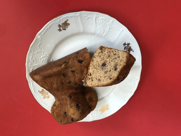 Chuť a konzistence 1 - tento beránek z celozrnné špaldové mouky byl příjemným překvapením, jedinou závadou byla příliš lepivá zadní čast po vyndání z celofánu. Mí příjemnou oříškovou chuť díky velkému množství slunečnicových semínek v těstě, které ale někomu mohou trochu váznout v krku, celkovou chuť ještě doplňuje velké množství čoko peciček 