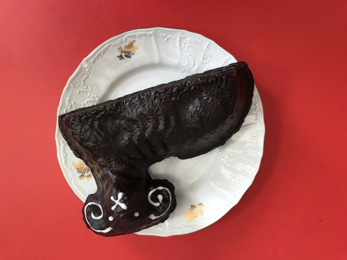 Vzhled 1 - dokonalý vzhled tmavou čokoládovou polevou politého beránka skvěle doplňují oči, čumáček a rohy nakreslené kontrastní bílou polevou, stačí už jen uvázat mašličku