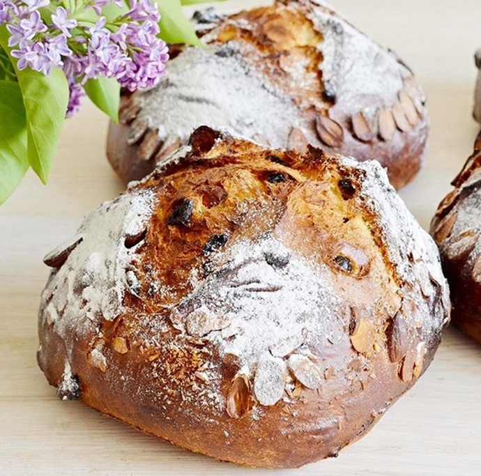 Z propracovaného těsta vytvořte bochánek, který navrchu nařízněte do kříže, to plní nejen symbolickou roli, ale především to při pečení pomůže odvést z těsta přebytečnou páru.
