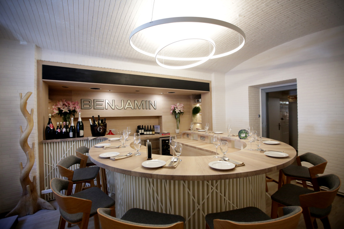 Restaurace je koncipována pro deset lidí a kuchaři nosí jídlo, které vždy představí, přímo ke stolu.