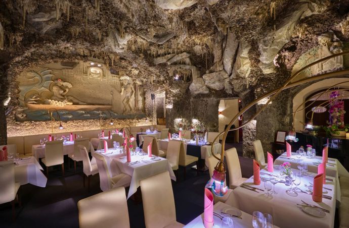 Stylový interiér restaurace Triton.