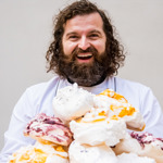 Cukrář Josef Maršálek vypráví, co zažil během práce v Buckinghamském paláci. Stravování britské královské rodiny je podle něj strohé a konzervativní.