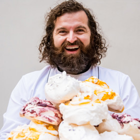 Cukrář Josef Maršálek vypráví, co zažil během práce v Buckinghamském paláci. Stravování britské královské rodiny je podle něj strohé a konzervativní.