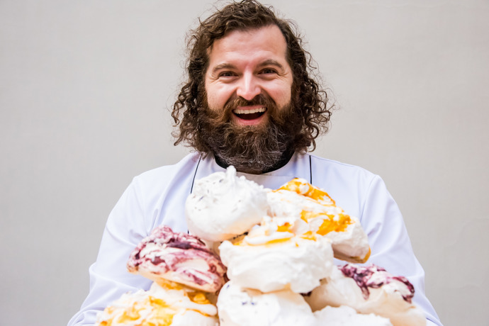 Cukrář Josef Maršálek vypráví, co zažil během práce v Buckinghamském paláci. Stravování britské královské rodiny je podle něj strohé a konzervativní.