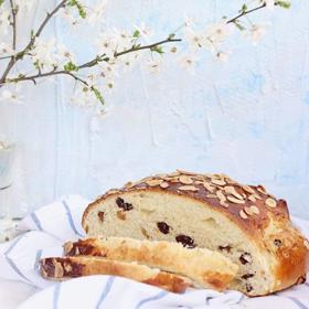 Povrch hustě posypte mandlovými lupínky.