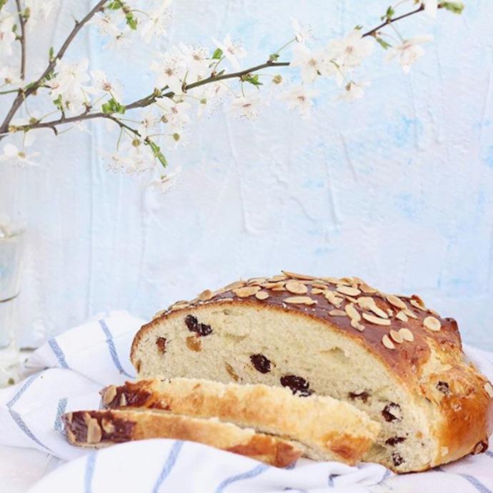 Povrch hustě posypte  mandlovými lupínky.