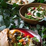 Sabich sandwich: smažený lilek, tahini, hummus, vejce, amba omáčka