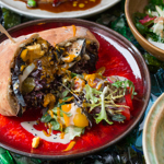 Sabich sandwich: smažený lilek, tahini, hummus, vejce, amba omáčka