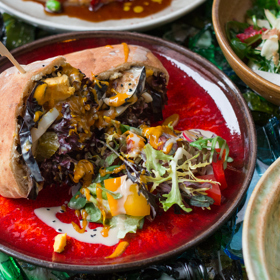 Sabich sandwich: smažený lilek, tahini, hummus, vejce, amba omáčka