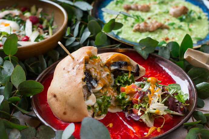 Sabich sandwich: smažený lilek, tahini, hummus, vejce, amba omáčka