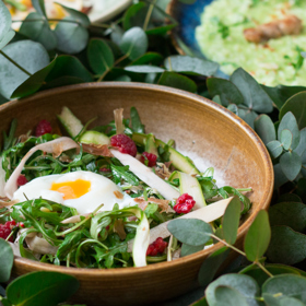 Zelený a bílý chřest, maliny, křupavé prosciutto, zastřené vejce 