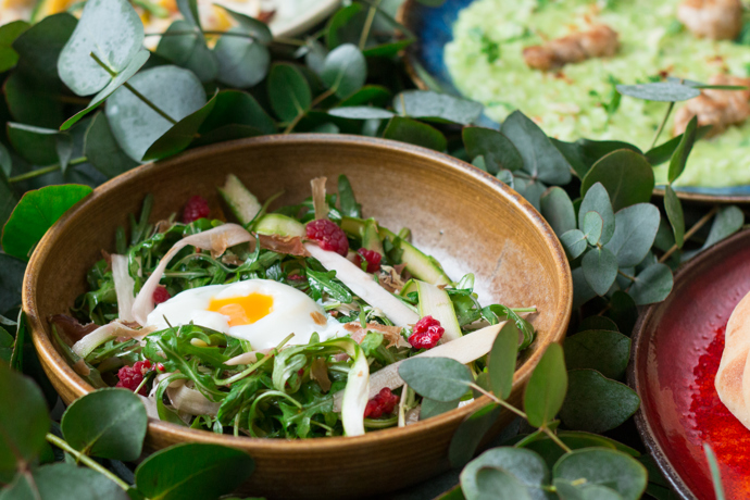 Zelený a bílý chřest, maliny, křupavé prosciutto, zastřené vejce 