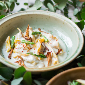 Ravioli s houbami, ricottou, liškami a chřestovou omáčkou