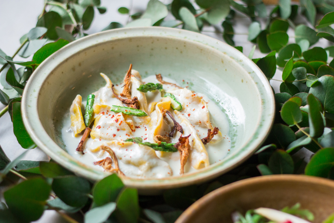 Ravioli s houbami, ricottou, liškami a chřestovou omáčkou