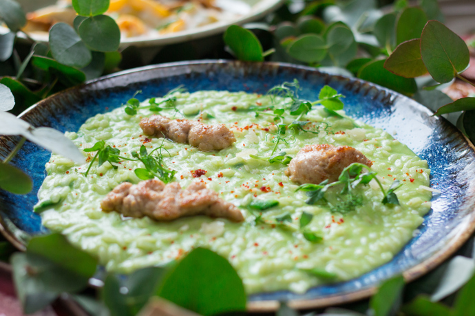 Svěží hráškové risotto s jehněčím brzlíkem a parmazánem 