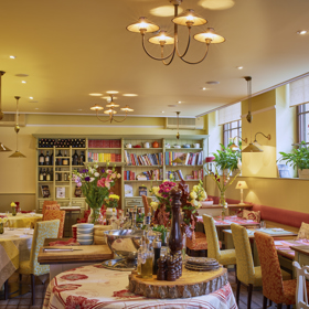 Jarní interiér restaurace La Veranda vás okouzlí