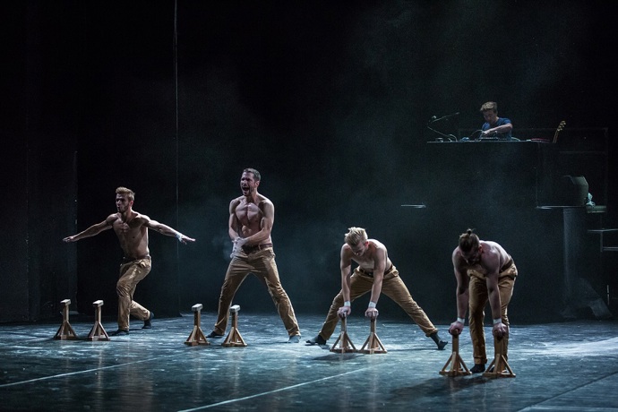 Losers Cirque Company ve spojení s hudebníky nabízí skvělý zážitek.