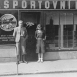 Ludvík Grác s manželkou před obchodem