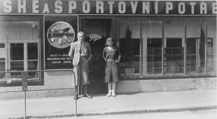Ludvík Grác s manželkou před obchodem