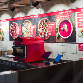 První kamenná restaurace tohoto typu byla otevřena na dejvickém „Kulaťáku“ v Praze.