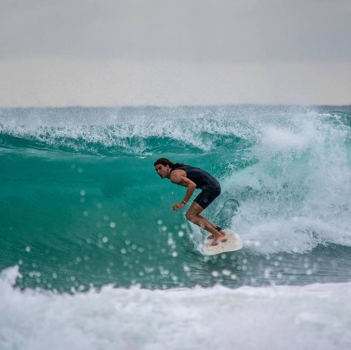 V panamským vodách se to surfaři jen hemží.