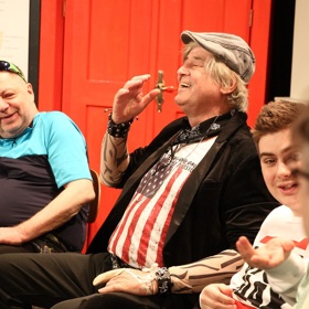 Jako vyžilý rocker Gigi, který se potřebuje zbavit závislosti na ženách, protože ho omezují v tvorbě, se představí Zdeněk Žák