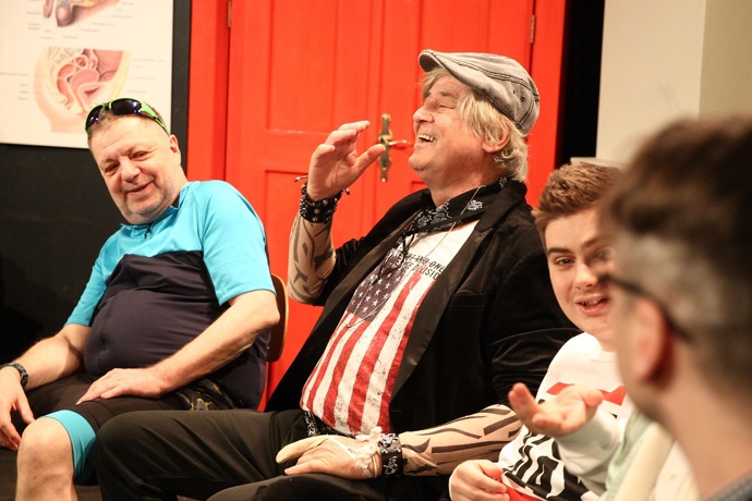 Jako vyžilý rocker Gigi, který se potřebuje zbavit závislosti na ženách, protože ho omezují v tvorbě, se představí Zdeněk Žák