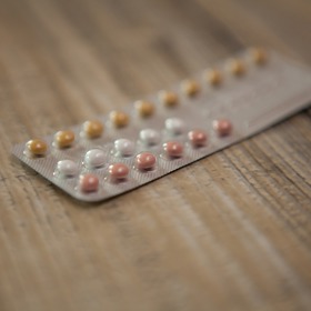 Řešením aknózní pleti může být i užívání hormonální antikoncepce