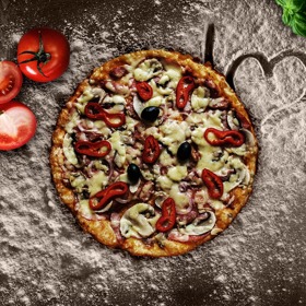 Kruhový plát těsta nejčastěji potřený omáčkou z rajčat, obložený podle chuti a dokřupava upečený v kamenné peci.