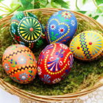 Velikonoční vajíčka můžete barvit nejrůznějšími technikami
