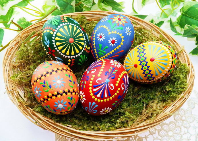 Velikonoční vajíčka můžete barvit nejrůznějšími technikami