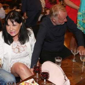 Její láska k vínu je zřejmá.