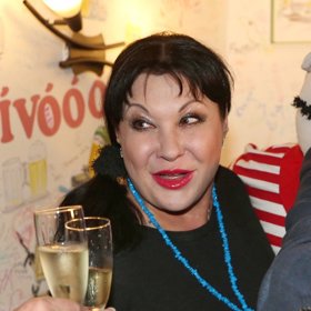 Její láska k vínu je zřejmá.