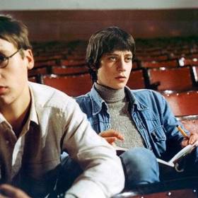 Kendyho příjmení Marek zazní ve filmu Jak svět přichází o básníky jen na samotném počátku.