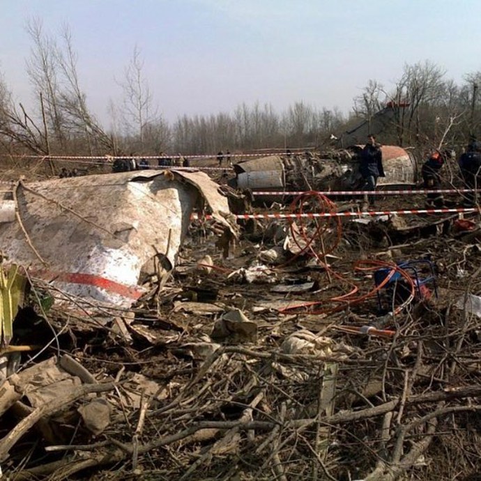 Trosky letadla nehody u  smolenské letecké základny.
