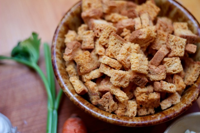 Pro lepší chuť a konečný vzhled nakrájené nádivky můžete nejdřív kostičky nakrájeného pečiva dozlatova osmažit na másle