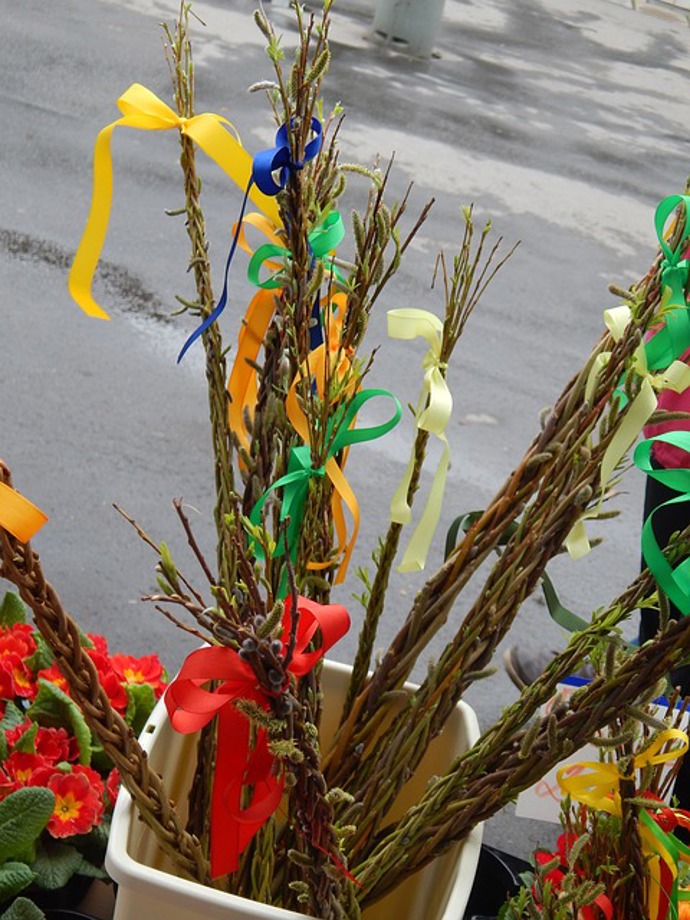 Pokud neumíte uplést pomlázku, koupit ji můžete na trzích nebo v květinářství