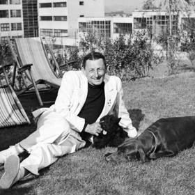 Vlasta u své vily v Dejvicích.