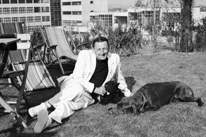 Vlasta u své vily v Dejvicích.