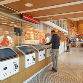 K objednání vybrané pizzy není třeba vůbec komunikovat s obsluhou, pohodlně si objednáte přímo na kiosku.