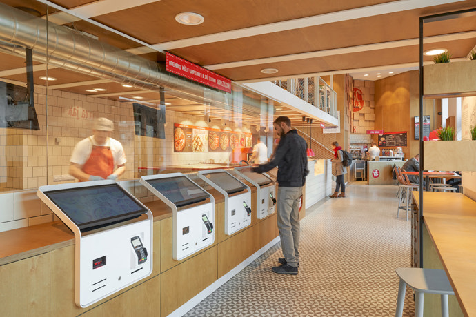 K objednání vybrané pizzy není třeba vůbec komunikovat s obsluhou, pohodlně si objednáte přímo na kiosku.