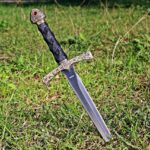 DÝKA (21. 3. – 20. 4.): Pro Dýky je specifická odvaha a vášnivost. Dalo by se říci, že nemají z ničeho strach. Občas mají problémy s ovládáním, do všeho se vrhají rovnou po hlavě a nemyslí na následky. Nepřipouštějí si, že by se jim něco nevydařilo. Dýky jsou aktivní, milují sport.