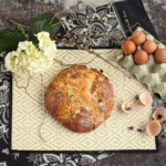 Aby byl mazanec nádherně lesklý, potřete ho nakonec rozpuštěným máslem, získá tak nádherně křehkou "kůrčičku".