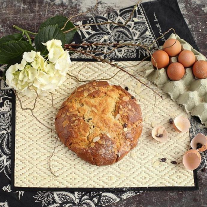 Aby byl mazanec nádherně lesklý, potřete ho nakonec rozpuštěným máslem, získá tak nádherně křehkou "kůrčičku".