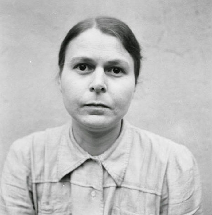 Gertrude Feist. Místo v továrně vyměnila v srpnu roku 1944 za služby pro SS. Do Belsenu se dostala v únoru roku 1945. Odsouzena byla pěti lety vězení.