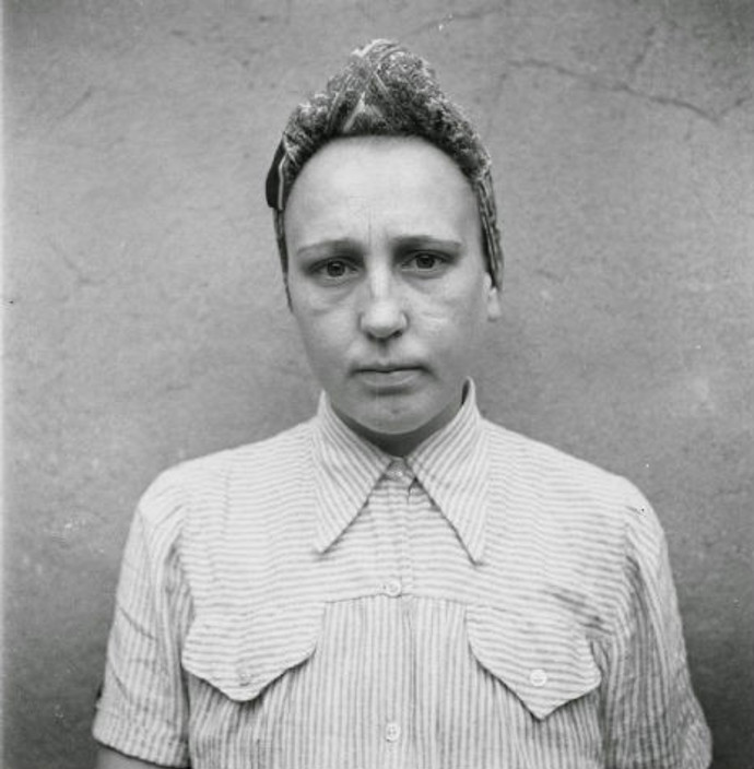 Frieda Walter. Pracovala v textilní továrně, do SS se dostala v roce 1944. Po nemoci byla v únoru roku 1945 přeřazena do Belsenu. Odsouzena byla ke třem letům vězení.